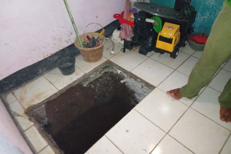 Lubang dalam rumah Wowon di Kampung Babakan Mande, Desa Gunungsari, Kecamatan Ciranjang, Kabupaten Cianjur, Jawa Barat. Dalam lubang ini polisi menemukan salah satu korban pembunuhan yang dilakukan Wowon cs.