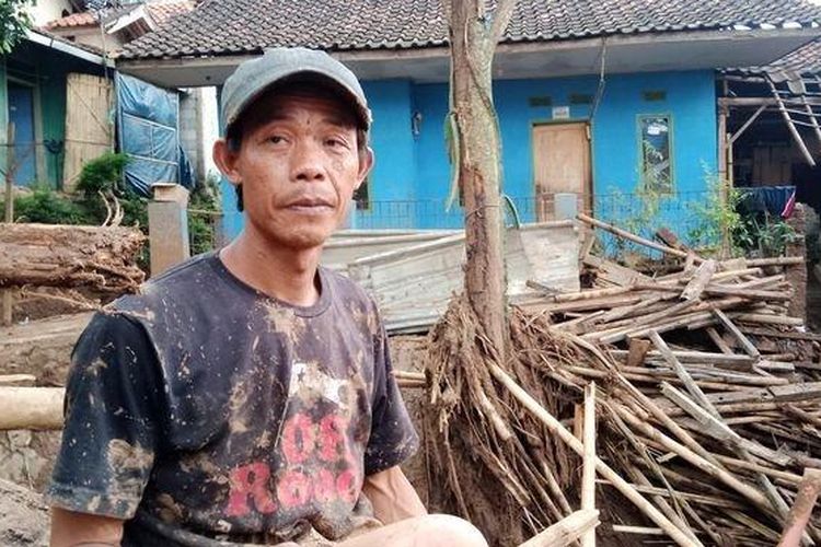 Wide Supriatna (42) ditemui di Cisurupan, Sawahdadap, Cimanggung, Selasa (20/12/2022) sore. Wide kehilangan satu domba siap jual karena banjir bandang yang menerjang.