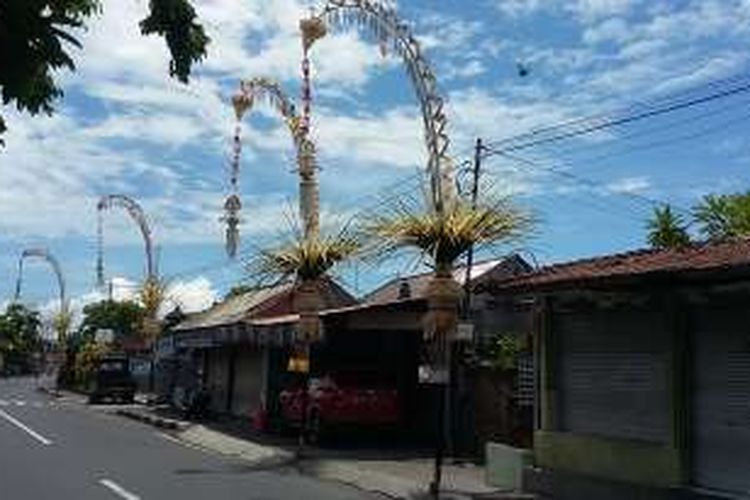 Penjor berjajar rapi di setiap rumah di Kota Denpasar. 