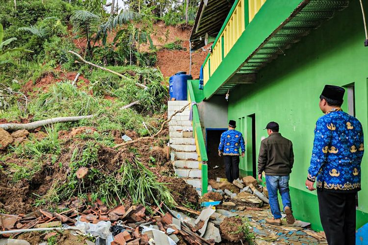 Longsor yang menimpa Pondok Pesantren (Ponpes) Attohiriyah di Kampung Pasir Buleud, Desa Cinengah, Kecamatan Rongga, Kabupaten Bandung Barat (KBB), Jawa Barat bukan hanya menelan korban jiwa, tetapi juga melumpuhkan aktivitas pendidikan, Selasa (28/10/2025).