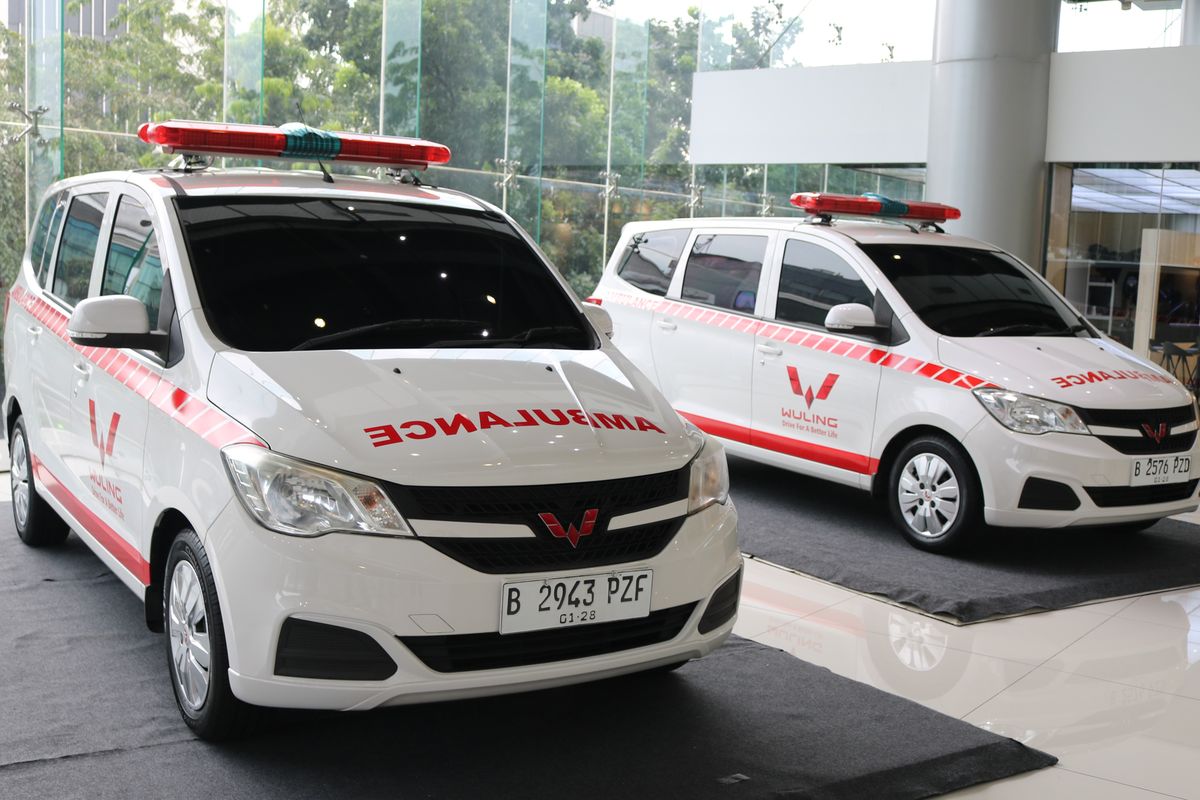 Wuling Motors mendonasikan dua unit ambulans berbasis New Confero