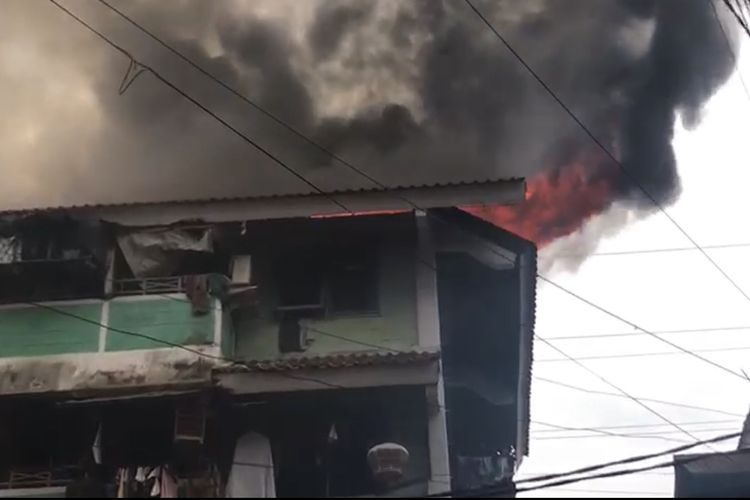 Sejumlah kamar di Rumah Susun Tanah Tinggi, Johar Baru, Jakarta Pusat terbakar pada Minggu (10/10/2021) sore.
