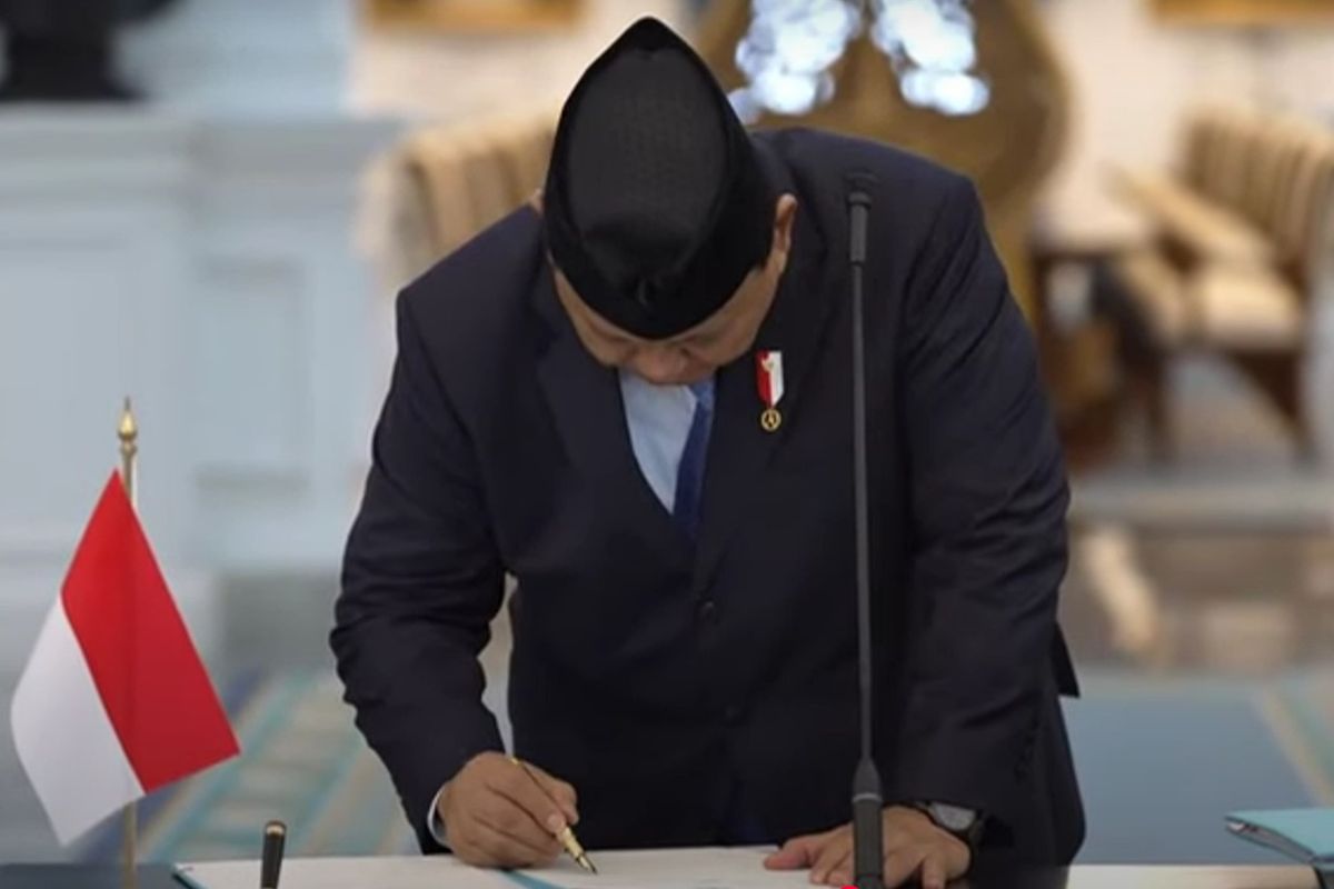Presiden <a href='https://manado.tribunnews.com/tag/prabowo' title='Prabowo'>Prabowo</a> Subianto saat menandatangani aturan hukum untuk <a href='https://manado.tribunnews.com/tag/danantara' title='Danantara'>Danantara</a> di Kompleks Istana Kepresidenan, Senin (24/2/2025).