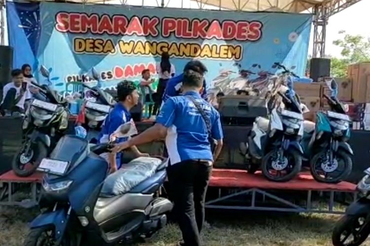 Panitia menyiapkan 19 unit sepeda motor untuk doorprize di gelaran Pilkades Desa Wangandalem, Kecamatan/Kabupaten Brebes, Jawa Tengah, Rabu (18/5/2022). 