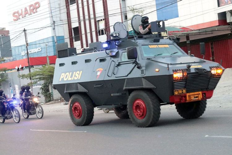 Konvoi aparat kepolisian di Kota Palu, Kamis (4/10/2018), memberi rasa aman kepada warga dan pelaku usaha.