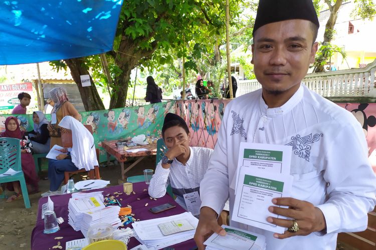 Ketua KPPS TPS 5 Desa Lancar,  Kecamatan Larangan, Kabupaten Pamekasan, menunjukkan surat suara yang tertukar. 