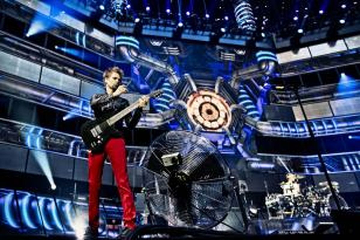 Muse tampil di Amsterdam Arena, Amsterdam, Belanda, Juni 2013.