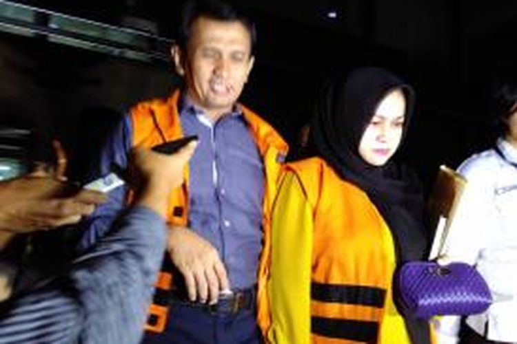 Gubernur nonaktif Sumatera Utara Gatot Pujo Nugroho (kiri) dan istrinya, Evy Susanti (kanan) usai diperiksa di Gedung KPK, Jakarta, Selasa (29/9/2015) malam. 