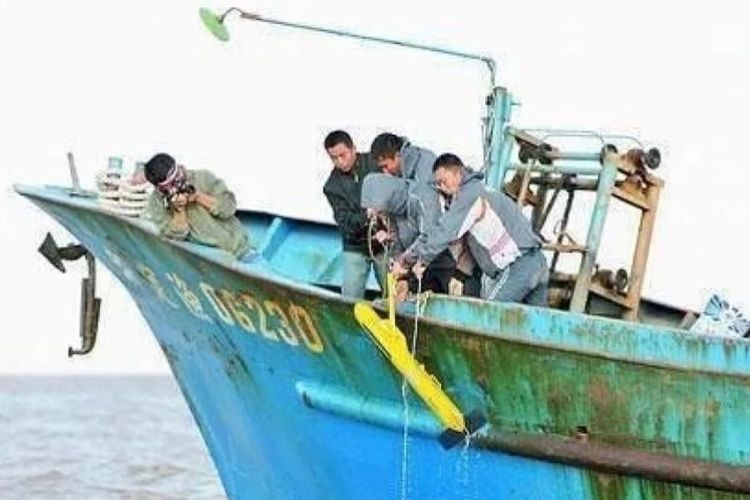 Nelayan China mengangkat sebuah perangkat bawah laut mencurigakan ke atas kapal mereka awal tahun ini.