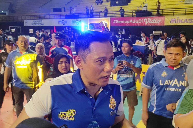 Pembina tim voli Lavani, Agus Harimurti Yudhoyono (AHY), berbicara kepada wartawan usai laga grand final Proliga 2023 antara Jakarta Lavani Allo Bank dan Jakarta Bhayangkara Presisi di GOR Amongrogo, Yogyakarta, pada Minggu (19/3/2023) malam WIB. AHY menyampaikan bahwa Lavani berencana membentuk tim putri ikut Proliga.