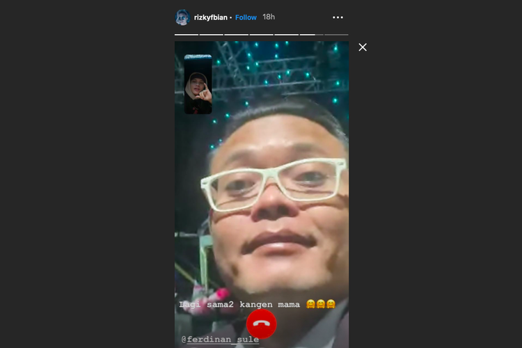 Penyanyi Rizky Febian melakukan video call dengan ayahnya. Mereka sedang rindukan mendiang ibunya, Lina Jubaedah, yang meninggal pada 4 Januari 2020.(Instagram/Rizky Febian)