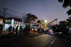 Truk Muatan Kardus Terguling di Depan Puskesmas Cimanggis, Polisi Masih Evakuasi