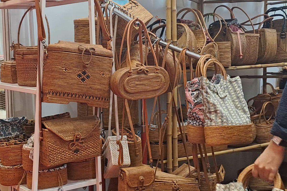 Beberapa produk kerajinan tangan tas asal Lombok, Mawar Ketak Lombok yang dipamerkan di Inacraft 2024 di JCC Senayan, Jakarta, Rabu (28/2/2024).