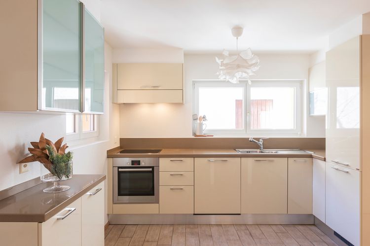 Ilustrasi dapur dengan warna cat krem