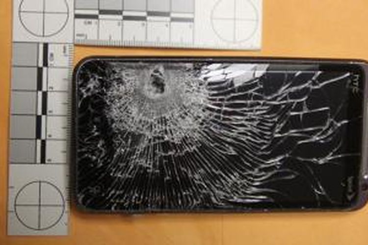 Bagian layar ponsel ini retak terkena peluru