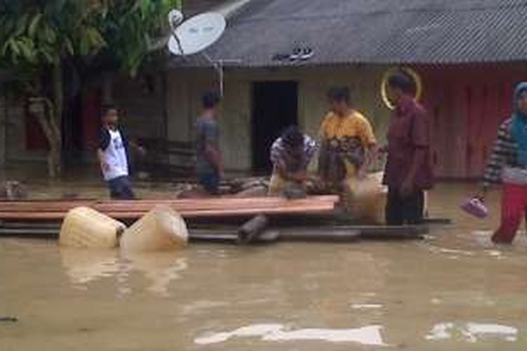 Warga bersiap mengungsi di Desa Buket Linteung, Kecamatan Langkahan, Aceh Utara, Senin (8/2/2016). Banjir setinggi 1-3 meter merendam lima kecamatan di Aceh Utara. 