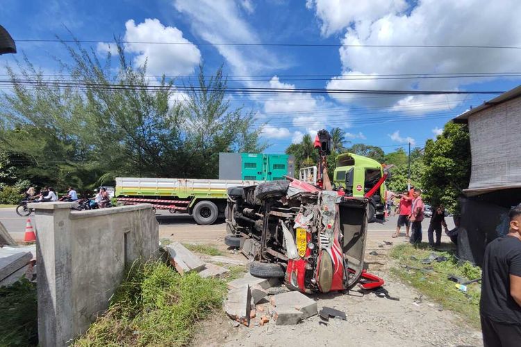 Tabrakan maut melibatkan dua sepeda motor dan satu minibus mengakibatkan empat warga tewas di Jalan Medan ? Banda Aceh, Desa Keude, Kecamatan Peudawa, Kabupaten Aceh Timur, Provinsi Aceh, Selasa (18/6/2024).