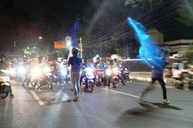 Bobotoh tumpah ke jalan merayakan keberhasilan Persib Bandung lolos ke final Piala Presiden 2015. Maung Bandung melaju ke final seusai menang 3-1 atas MItra Kukar, Sabtu (10/10/2015). 