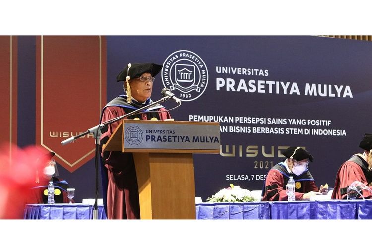 Rektor Universitas Prasetiya Mulya Profesor Djisman Simandjuntak saat melepas wisudawan dan wisudawati 2021