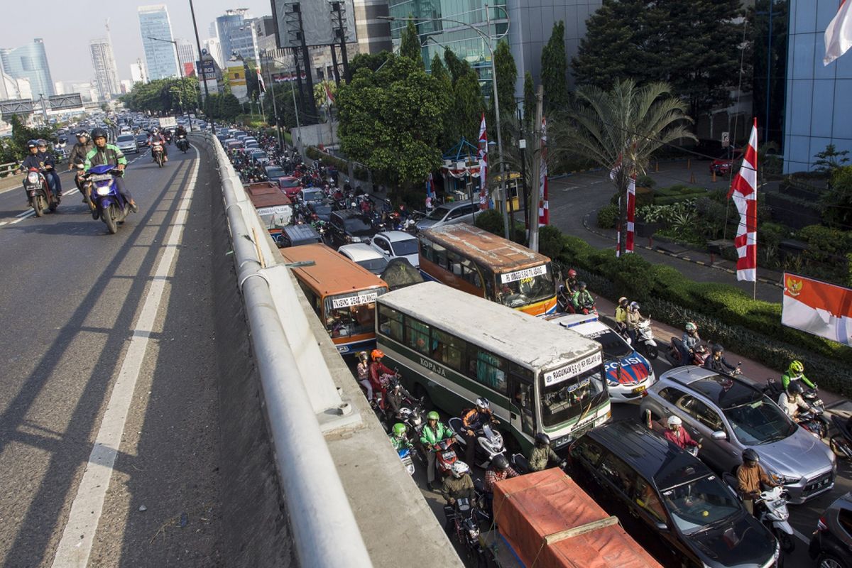 Sejumlah kendaraan terjebak macet ketika dilaksanakan uji coba pengaturan dan rekayasa lalu lintas di simpang Pancoran, Jakarta, Jumat (4/8). Dinas Perhubungan DKI Jakarta dan Ditlantas Polda Metro Jaya memberlakukan uji coba pengaturan dan rekayasa lalu lintas lalu lintas sebagai bagian untuk mengatasi kemacetan dampak dari pembangunan flyover Pancoran yang sedang berlangsung di kawasan tersebut hingga 11 Agustus 2017 dari pukul 06.00 hingga 09.00 WIB. ANTARA FOTO/Galih Pradipta/foc/17.