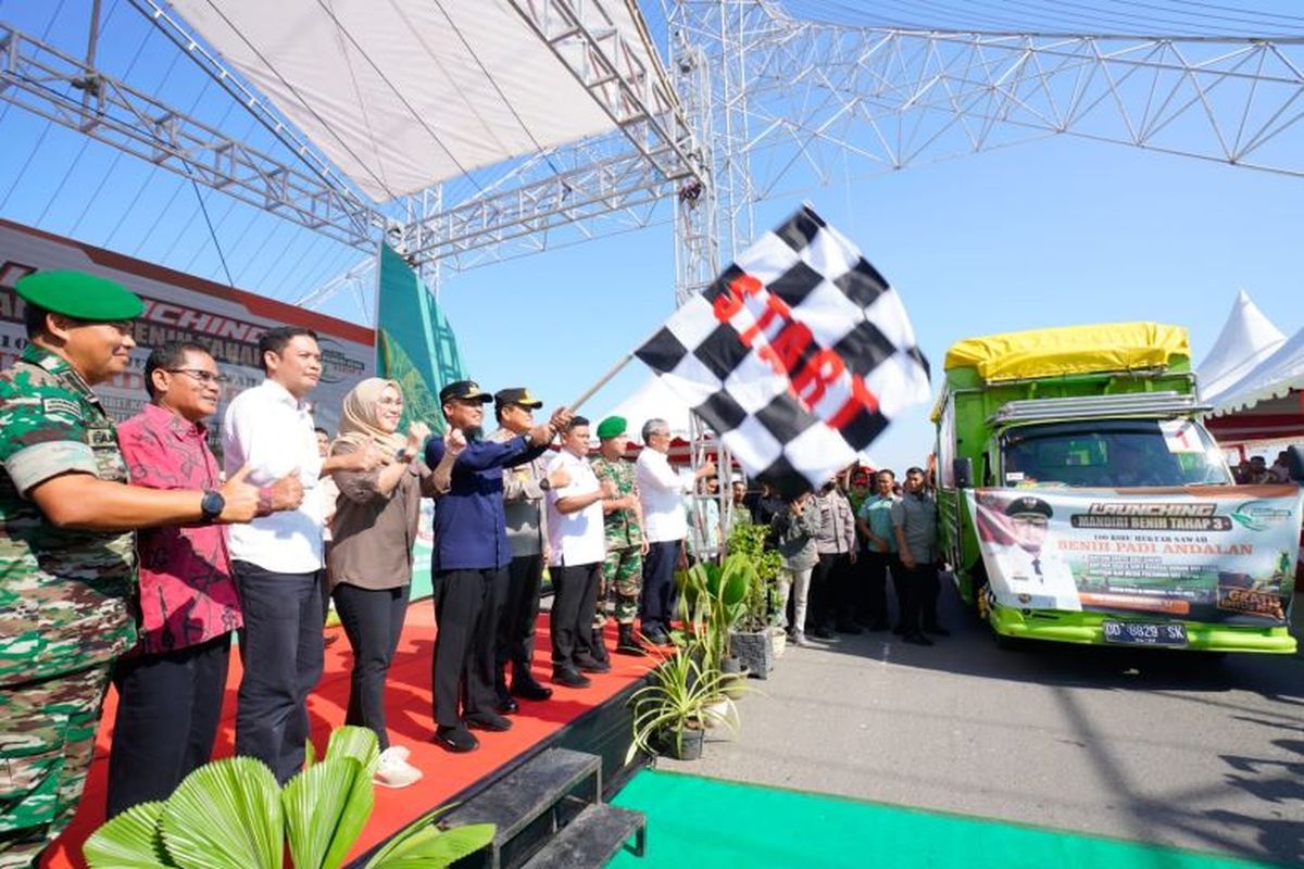 Pelepasan 70 truk oleh Gubernur Sulawesi Selatan (Sulsel) Andi Sudirman Sulaiman saat peluncuran Mandiri Benih Tahap III Tahun 2023 di Kawasan Center Point of Indonesia (CPI), Makassar, Jumat, (19/5/2023).