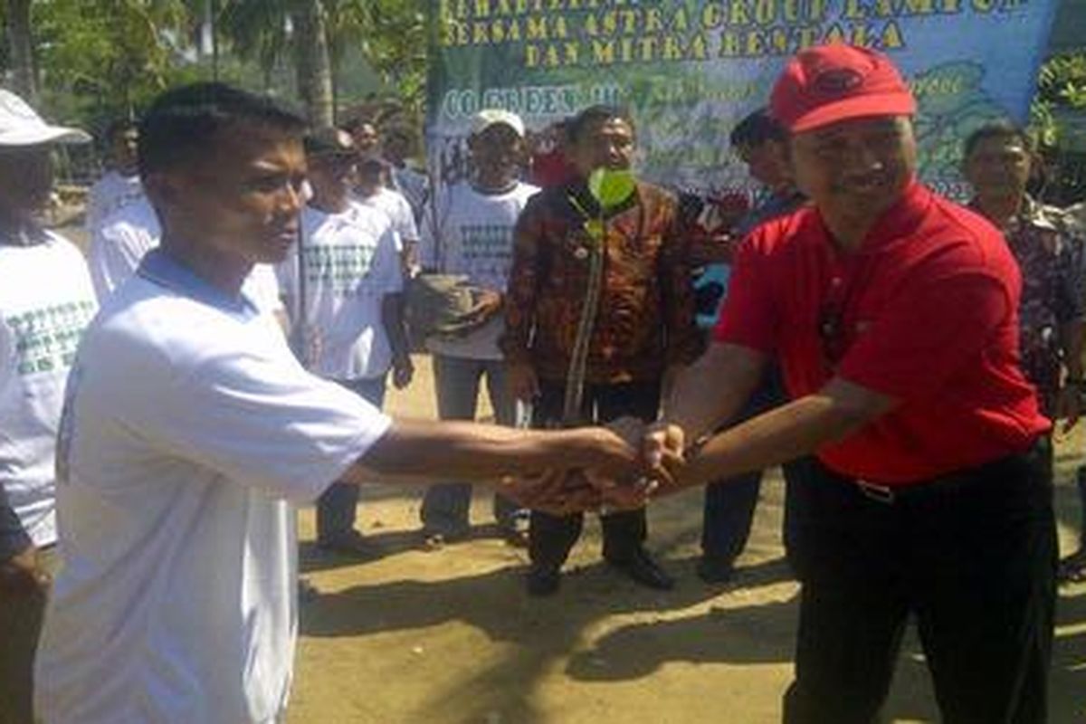 PT Astra memberikan bibit mangrove, di Lampung, sabtu (12/11/2011).