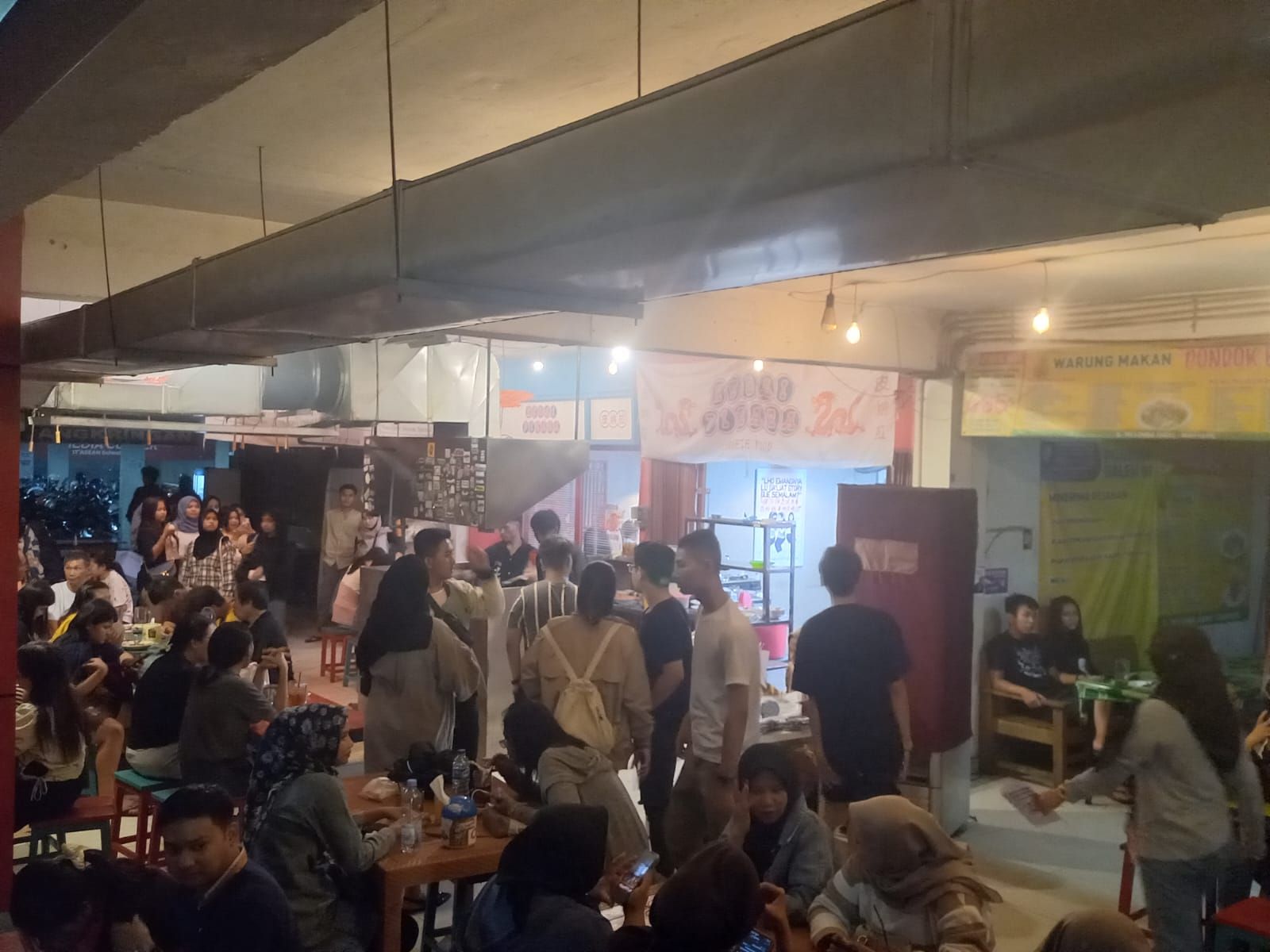 Menikmati Sensasi Bersantap di Kedai Pinara, Tempat Makan Viral yang Punya Cara Unik Memanggil Nama Pelanggan 