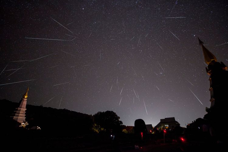 Fenomena hujan meteor Geminid di langit malam yang terjadi di Chiang Mai, Thailand. 