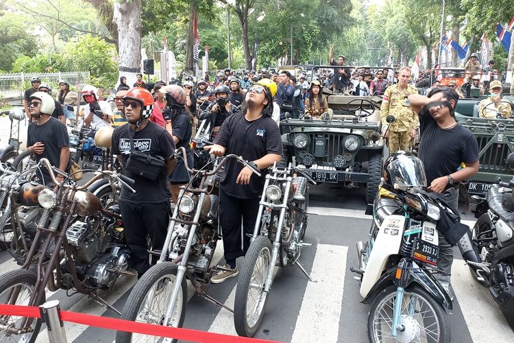 Para peserta dari berbagai komunitas motor yang ikut parade otomotif dalam rangkaian kegiatan Motocross Lombok-Sumbawa, Kamis (23/11/2023)