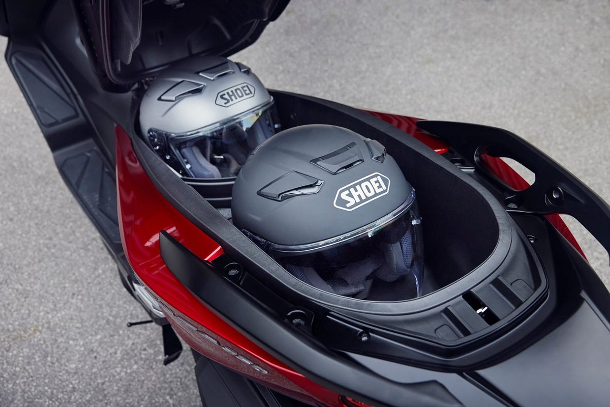Ruang bagasi di bawah jok Honda Forza 350 yang bisa menampung dua buah helm full face