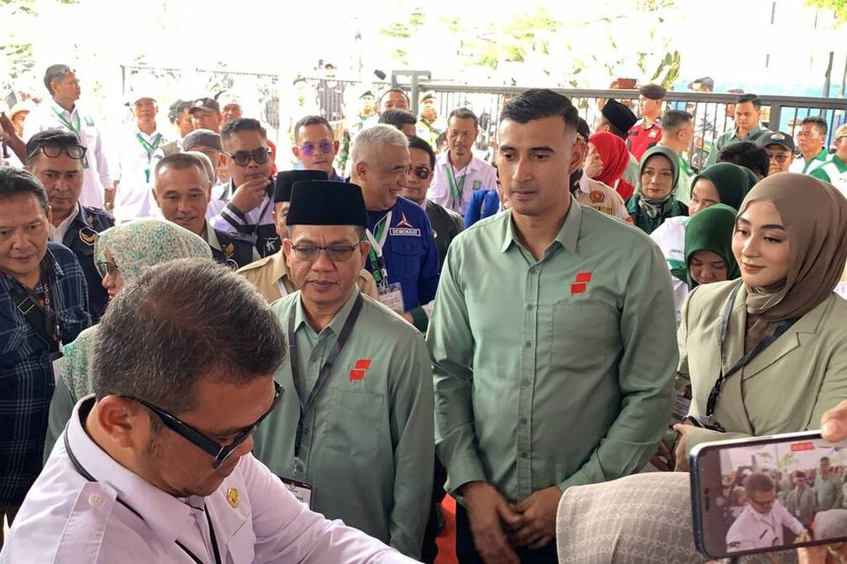 Pasangan Bupati dan Wakil Bupati Bandung Dadang Supriatna dan Ali Syakieb saat mendaftar ke Kantor KPUD Kabupaten, Jawa Barat, pada Kamis (29/8/2024)