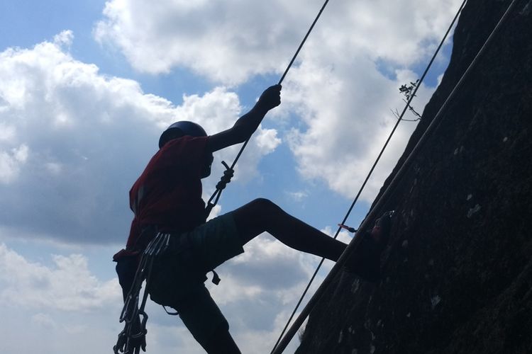 Pesrta Indonesia Climbing Festival melakukan pemanjatan di tebing Sepikul Trenggalek Jawa Timur