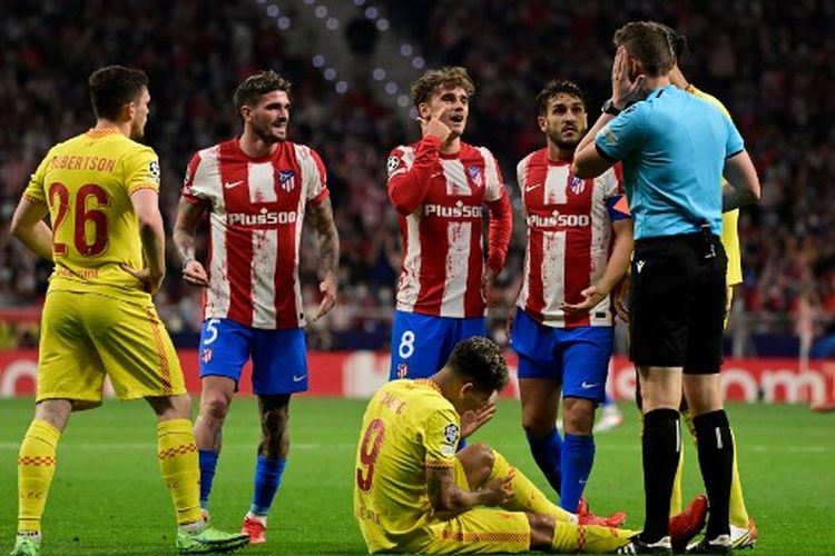 Antoine Griezmann (tengah) melakukan protes setelah menerima hukuman kartu merah pada laga ketiga Grup B Liga Champions yang mempertemukan Atletico Madrid vs Liverpool di Stadion Wanda Metropolitano, Rabu (20/10/2021) dini hari WIB.