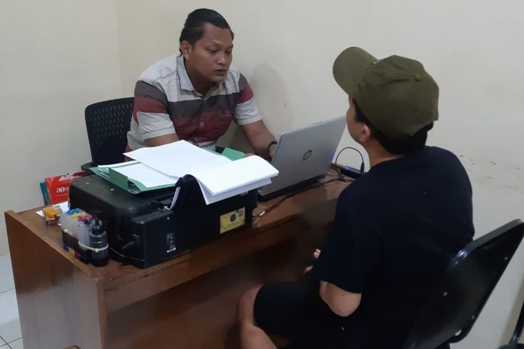 Seorang tukang parkir berinisial ZA (25) diiterogasi terkait jual beli obat psikotropika di Kantor Satres Narkoba Polresta Banyumas, Jawa Tengah, Selasa (18/10/2022).