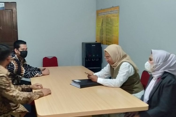 Tim kuasa hukum artis Tamara Bleszynski (kiri) dan tim kuasa hukum kakak Tamara, Ryszard Bleszynski (kanan) saat berada di ruang mediasi Pengadilan Negeri Jakarta Selatan sesuai dengan agenda sidang, Rabu (29/3/2023).