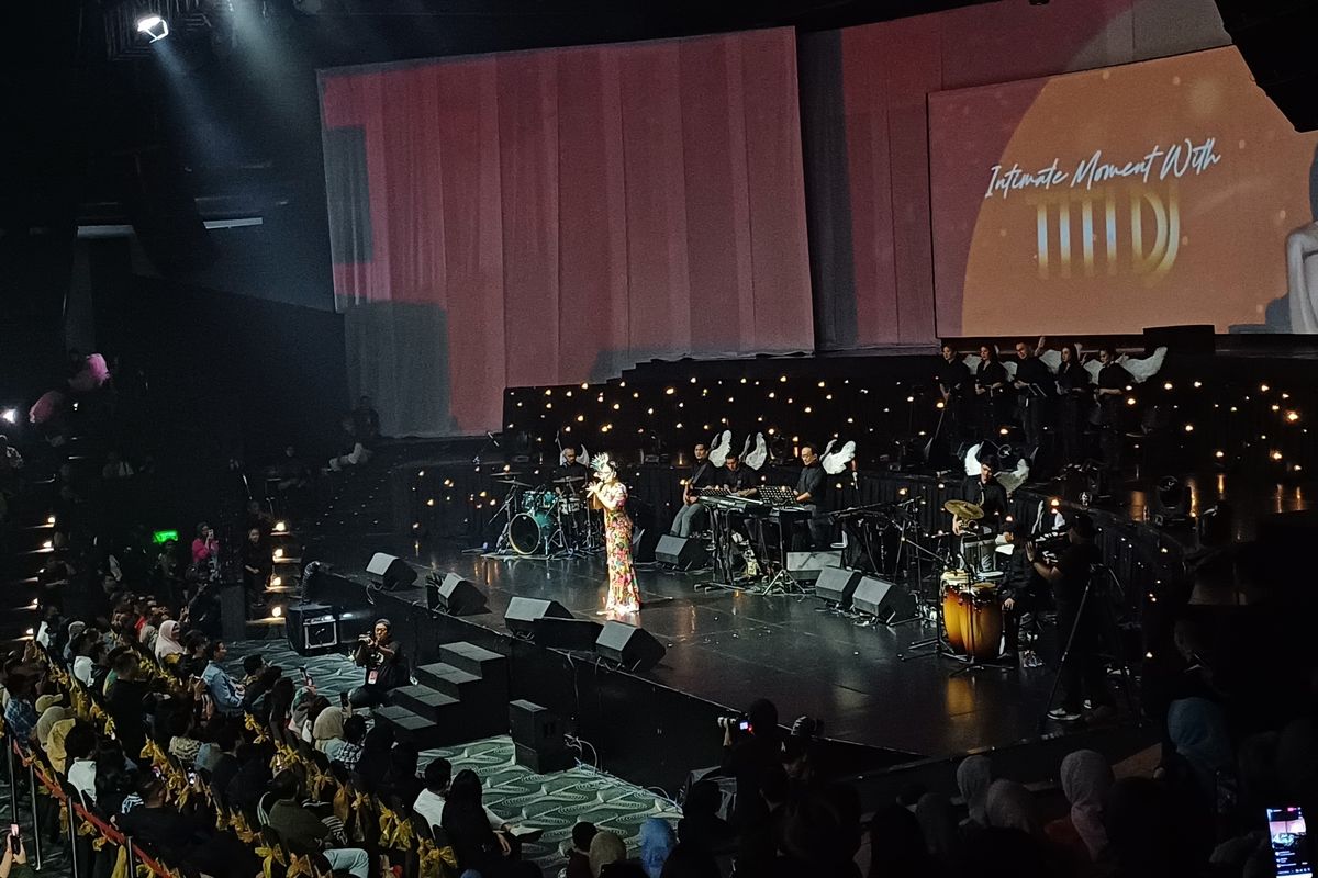 Titi DJ di konser intimate-nya di Balai Sarbini, Jakarta Selatan, Jumat (15/9/2023).