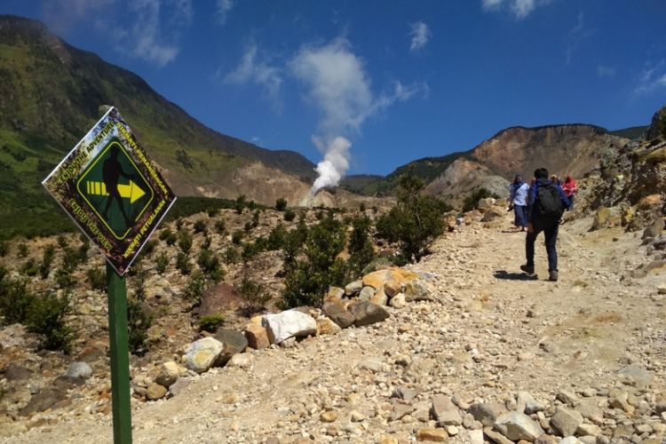 Rambu penanda jalan dipasangi di jalan menuju kawah Papandayan di Kabupaten Garut, Jabar, hingga ke Pondok Salada yang banyak jadi tujuan camping serta kawasan hutan mati yang banyak didatangi wisatawan.