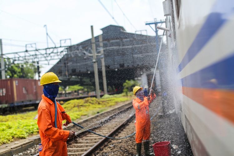 Petugas membersihkan gerbong kereta api lokal di Stasiun Tanjung Priok, Jakarta Utara, Kamis (7/9/2017). 