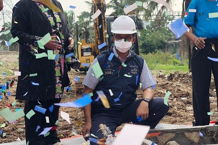 Gubernur DKI Jakarta Anies Baswedan meletakkan batu pertama pembangunan Kampung Susun Bayam, Jakarta Utara, Sabtu (7/5:2022). 