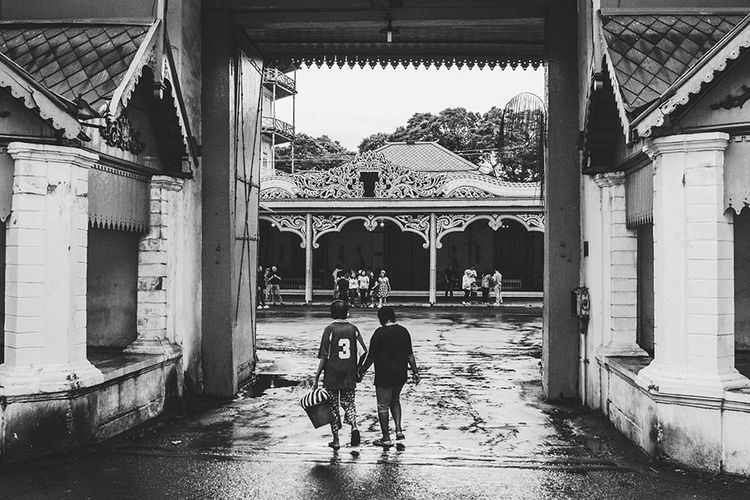 Foto dirilis Senin (9/3/2020), memperlihatkan warga memasuki gerbang Keraton Solo, Jawa Tengah. Musik campursari milik Didi Kempot yang hampir semua liriknya bercerita tentang patah hati tengah merasuki kalangan milenial dan mampu menembus lintas generasi.