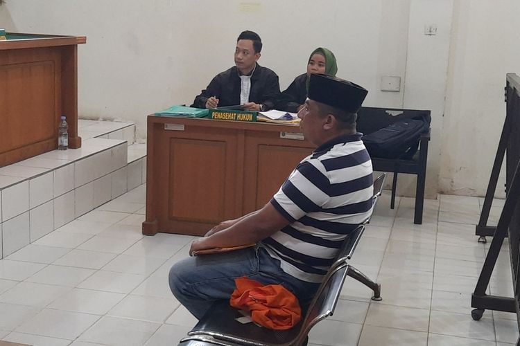 Ipda Vulton Matheos oknum perwira Polres OKU yang menjadi terdakwa penipuan proyek fiktif saat menjalani sidang vonis di Pengadilan Negeri Kelas 1 Palembang, Kamis (7/3/2024).