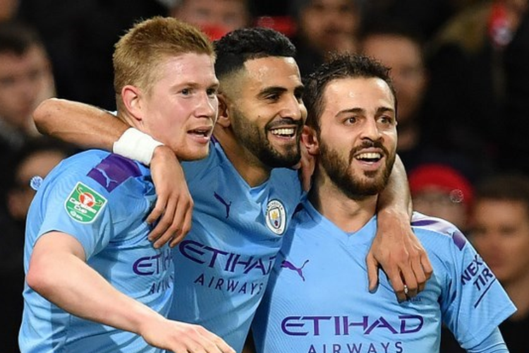 Para pemain Manchester City merayakan gol ke gawang Manchester United pada pertandingan semifinal leg pertama Piala Liga Inggris alias Carabao Cup, di Stadion Old Trafford, Manchester, Selasa (7/1/2020) atau Rabu dini hari WIB.