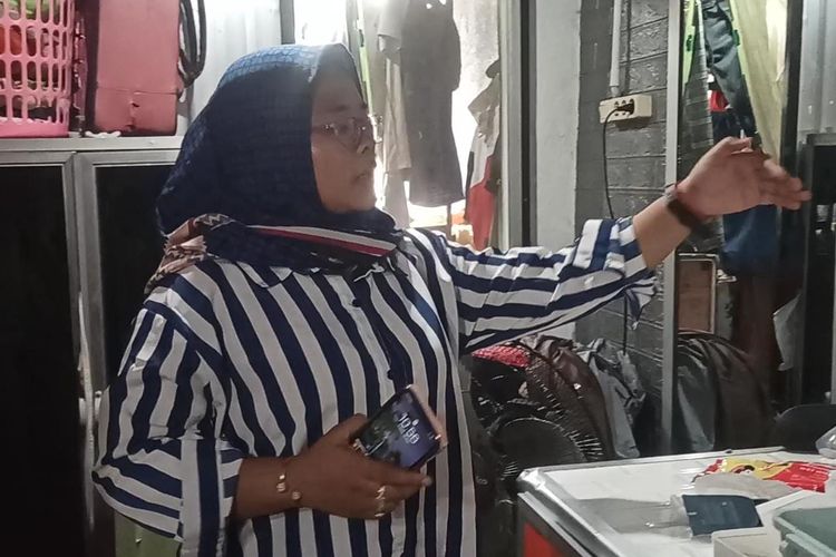 Eka Sugiarti menunjukkan rumahnya yang dibobol maling saat ditinggalnya mudik Lebaran, Selasa (10/5/2022).