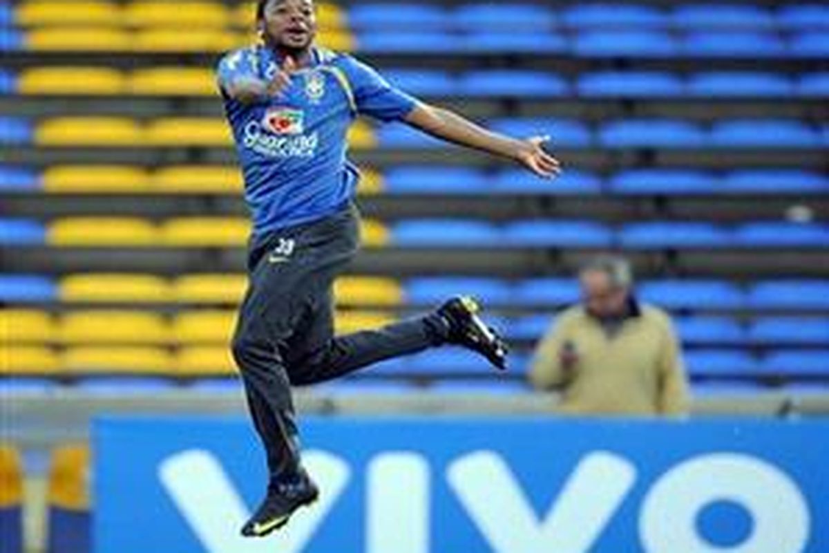 Robinho melakukan lompatan atraktif dalam sebuah latihan bersama Timnas Brasil.