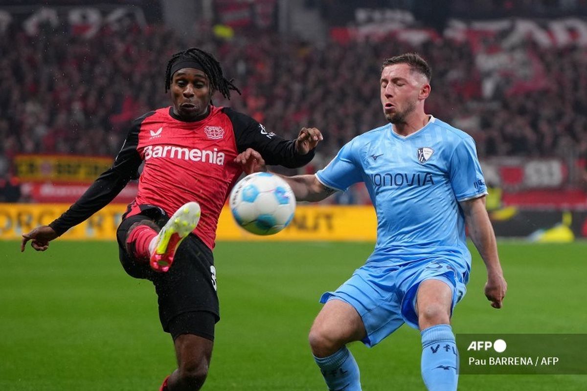 Bek Bayer Leverkusen Jeremie Frimpong (kiri) beraksi pada laga Bundesliga Jerman Bayer 04 Leverkusen melawan VfL Bochum di Leverkusen, Jerman barat pada tanggal 28 Maret 2025.