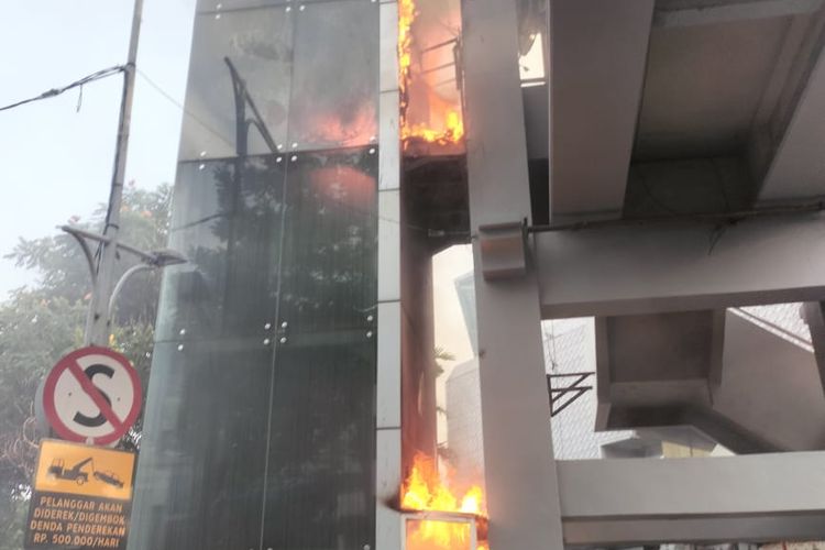 Kebakaran JPO Delta Plaza Surabaya akibat konsleting listrik, Sabtu (5/10/2024).
