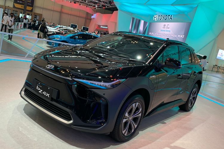 Toyota bZ4x dipamerkan di booth Toyota GIIAS 2022
