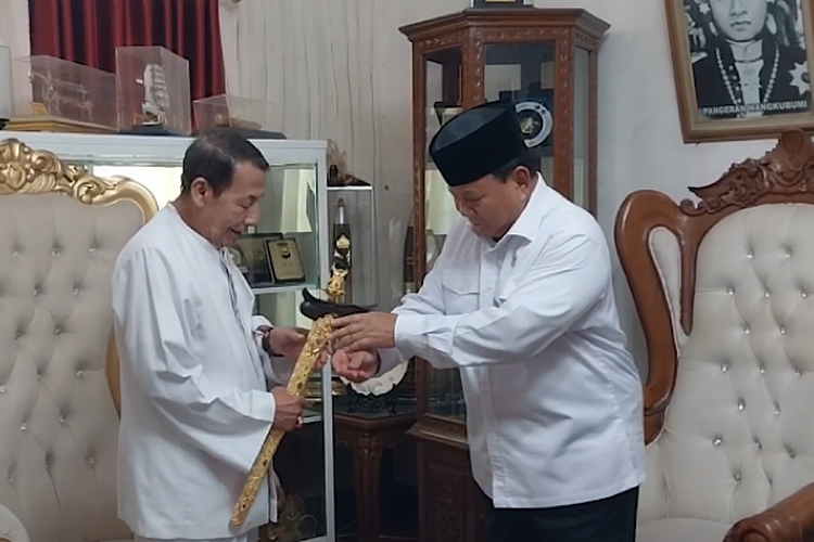 Menteri Pertahanan Prabowo Subianto saat menunjukkan keris ke Habib Luthfi di Kota Pekalongan Jawa Tengah.