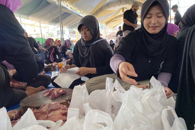 Cerita Aisyah, Gen Z Indramayu Sukarela Ikut Terjun Jadi Panitia Kurban: Enggak Jijik