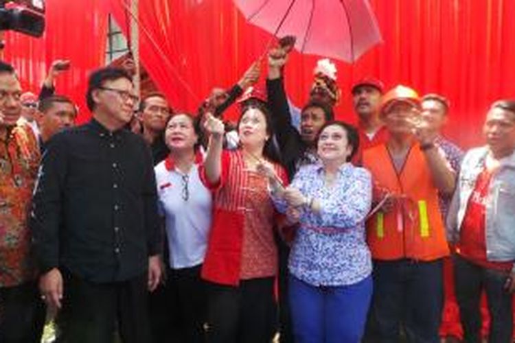 Ketua Umum DPP PDIP Megawati Soekarnoputri saat menarik tali tiang pancang penanda dimulainya pembangunan markas PDIP di Jalan Diponegoro, Jakarta Pusat, Jumat (16/5/2014).